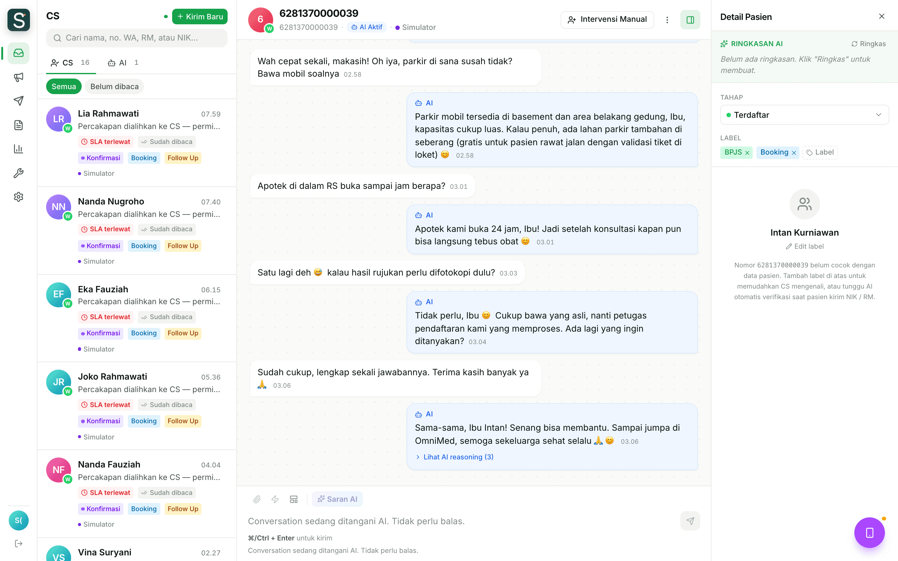 Tampilan percakapan WhatsApp yang dibalas otomatis oleh AI, lengkap dengan detail data pelanggan di panel samping